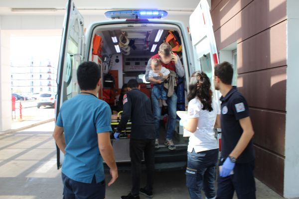 Kucağında bebeği bulunan kadına çarpıp kaçtı
