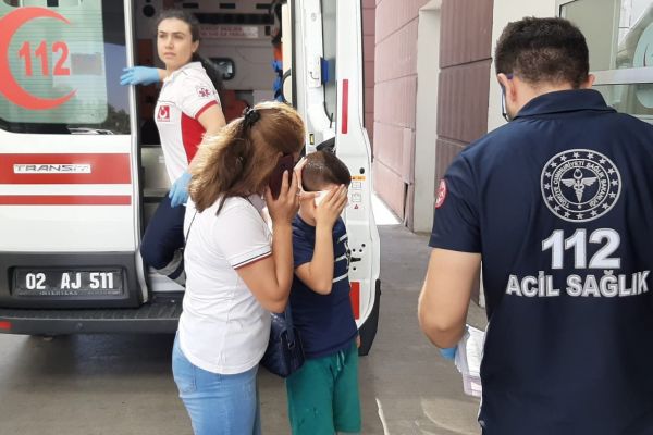 Küçük çocuğun yüzünde maytap patladı