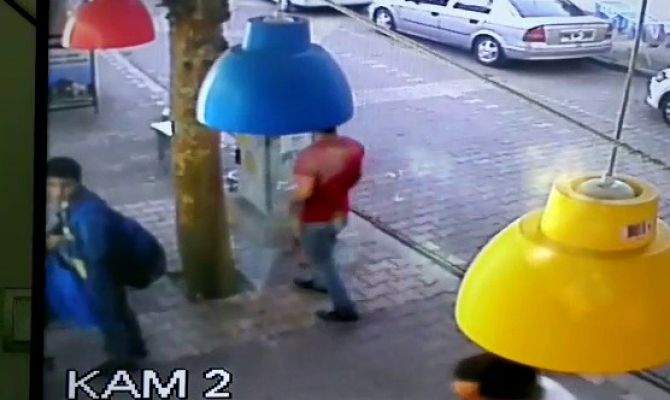 Küçük çocuk işyerinden mont çaldı