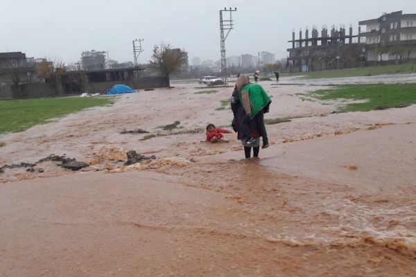 Küçük çocuk yağmur suyuna kapıldı