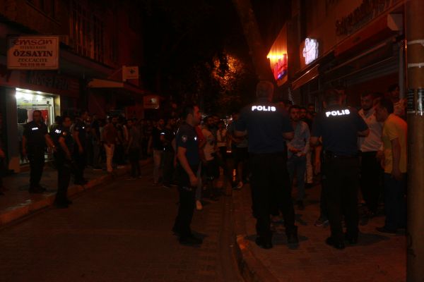 Bir kadını taciz ettiği iddia edilen Suriyeliler linç edilmek istendi