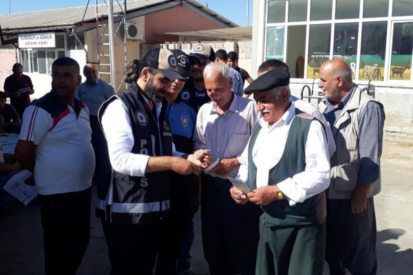 Kurbanlık satıcıları sahte para konusunda uyarıldı