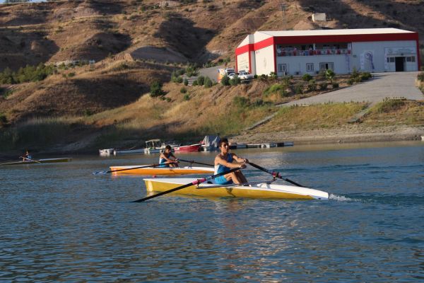 Kürek sporcuları şehitler ve gaziler için kürek çekti