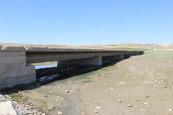 Kuruyan barajdaki eski köprü ortaya çıktı