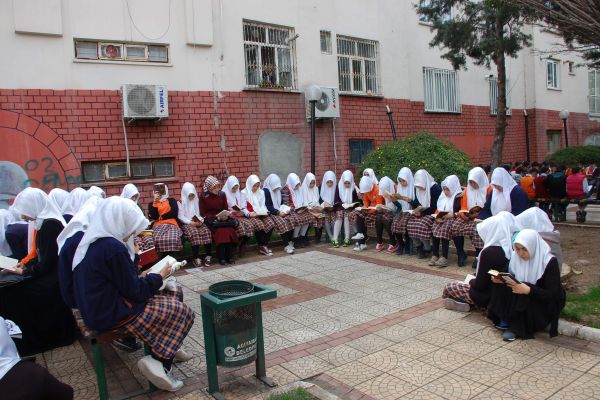 KÜTÜPHANELER HAFTASI KAPSAMINDA ONLARCA KİŞİ KİTAP OKUDU
