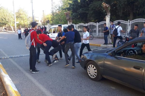 Lise öğrencileri bir birine yumruklarla saldırdı