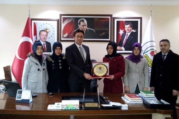 Lise Öğrencilerinden Başkan Korkut'a Plaket