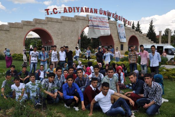 LİSE ÖĞRENCİLERİNDEN ÜNİVERSİTEYE GEZİ