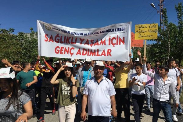 Liseli Gençler Sağlık İçin Yürüdü