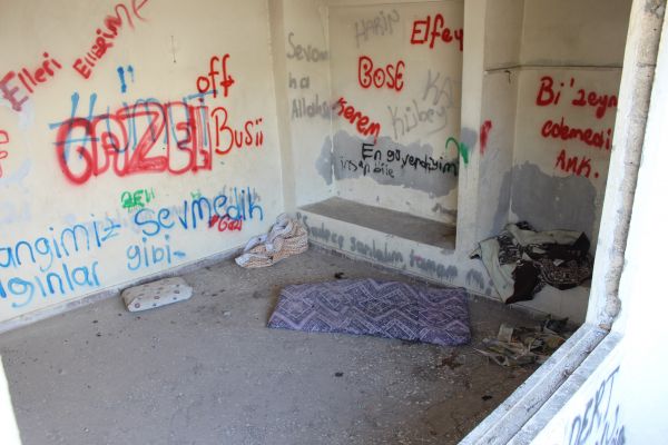 Madde bağımlıları metruk evleri mesken tutuyor