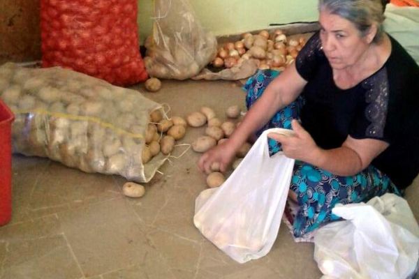 Maddi durumu zayıf ailelere yardımlar devam ediyor