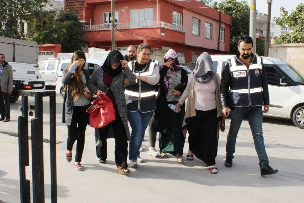 Mağazadan kıyafet çalan kadınlar adliyeye sevk edildi