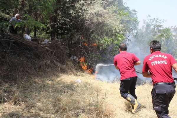 Mahalle Arasında Bahçede Çıkan Yangın Korkuttu