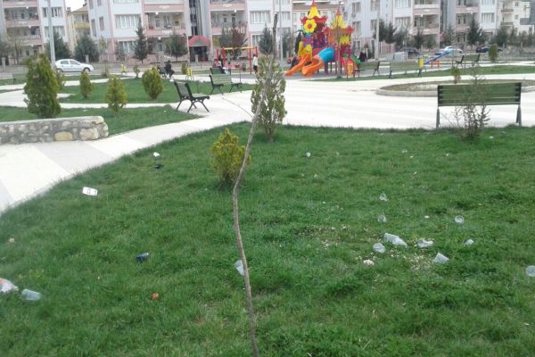 Mahalle Sakinleri Parkı Kirleten Öğrencilere Tepkili