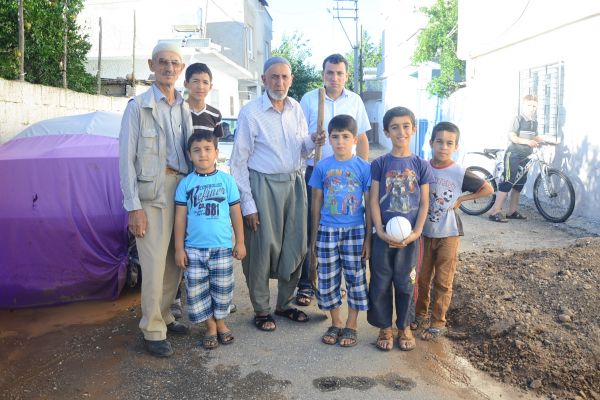 Mahalle sakinleri tıkanın kanalizasyon hattına çözüm bekliyor