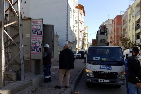Mahalle sakinlerinden elektrik dağıtım şirketine tepki