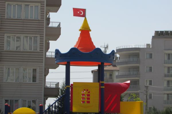 Mahalleli  Oyun Parkına Terör Lanetlemek İçin Türk Bayrağı Astı