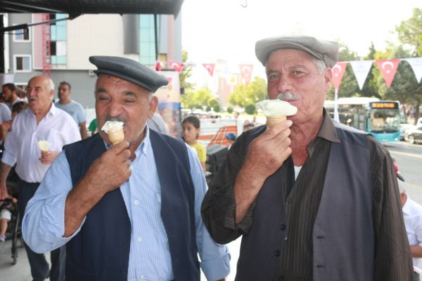 Maraş dondurmasına Adıyamanlılar büyük ilgi gösterdi