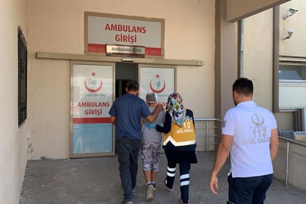 Market raflarını düzenlerken düşüp yaralandı