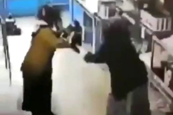 Marketteki boksör kadınlar gülmekten kırdı geçirdi