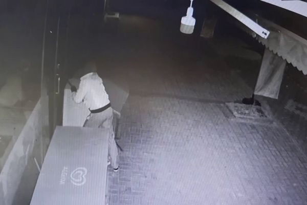 Maskeli hırsız marketi soyup kaçtı