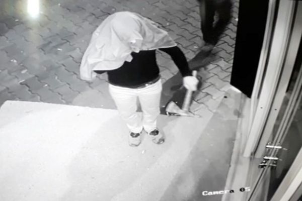 Maskeli ve baltalı hırsızlar önce kameralara sonra da polise yakalandı