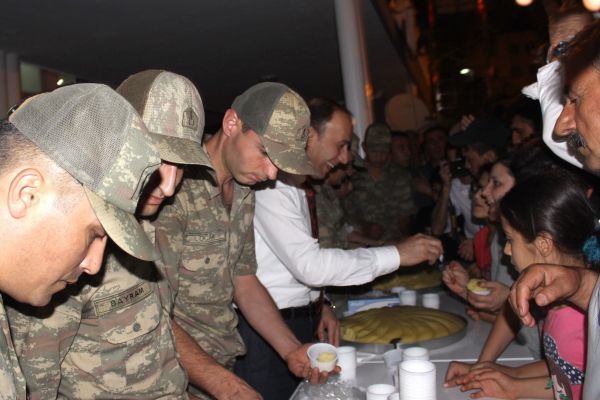 Mehmetçik darbeye karşı nöbet tutan vatandaşlara helva dağıttı
