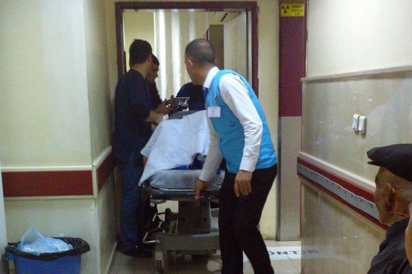 MESCİTTE, BIÇAKLAR KONUŞTU: 1 YARALI