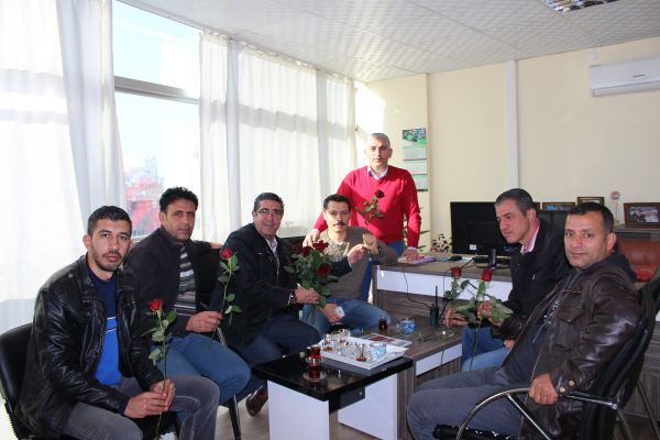 Meslektaşlarının Gününü Gül Takdim Ederek Kutladı