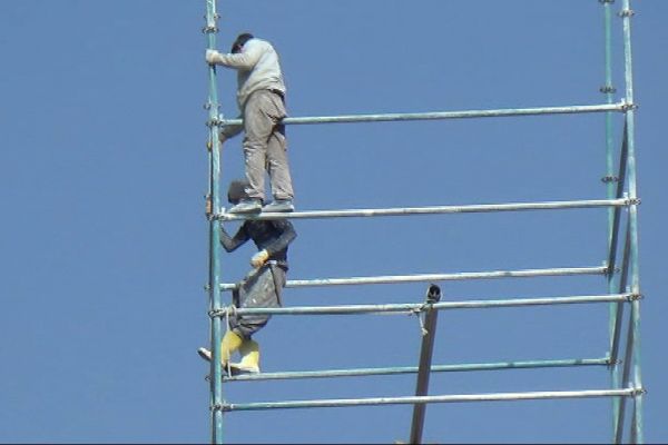 Metrelerce yüksekte çalışan işçiler tehlikeye aldırış etmiyor
