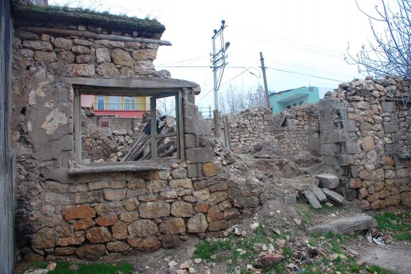 Metruk Evler Tehlike Saçıyor