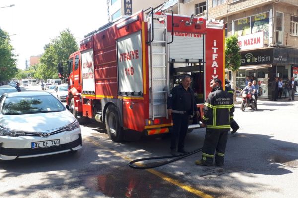 Metruk haldeki evde çöp yangını paniğe neden oldu