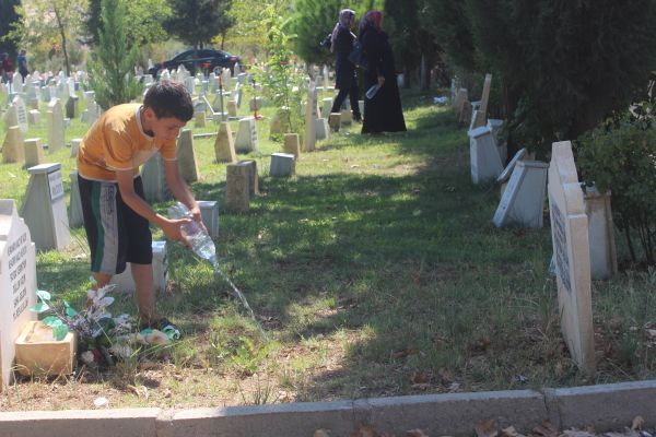 Mezarlık sulayarak para kazanıyorlar