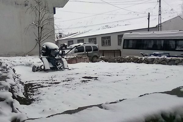 Millet sıcak hava beklerken etraf beyaza büründü