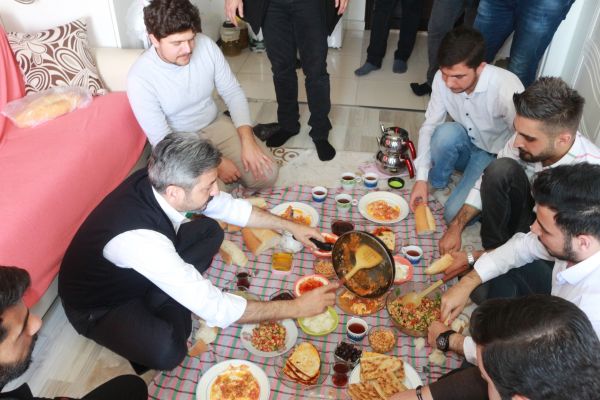Milletvekili Aydın, öğrencilere kendi elleriyle menemen yaptı