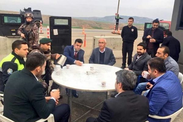 Milletvekili Halil Fırat nöbet tutan polislerle bir araya geldi