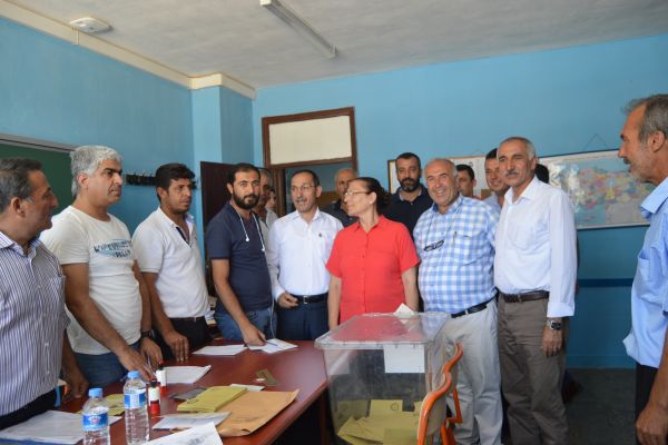 Milletvekilleri sandıkları gezdi