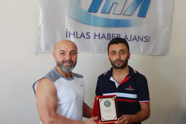 Milli Sporcudan, Gazeteci Cihan Kizir'e, Plaket