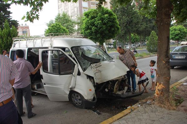 MİNİBÜS AĞACA ÇARPTI: 3 YARALI