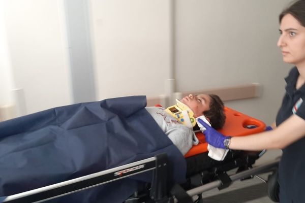 Minibüs durmadan atlayınca yaralandı