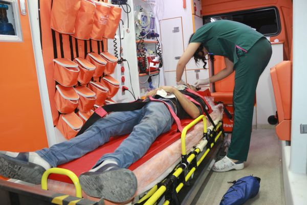 Minibüs ile motosiklet çarpıştı: 2 yaralı