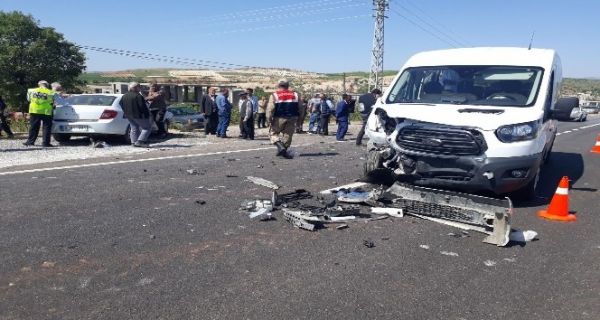 Minibüs ile otomobil çarpıştı: 10 yaralı