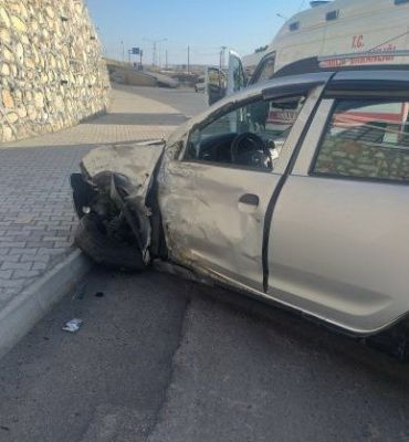 Minibüs ile otomobil çarpıştı: 1 yaralı