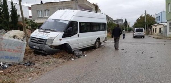 Minibüs ile otomobil çarpıştı: 2 Yaralı