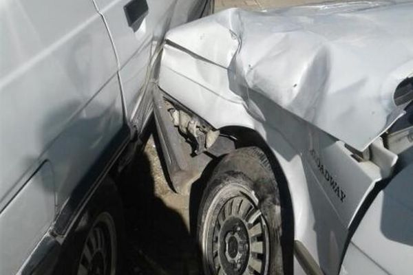 Minibüs ile otomobil çarpıştı: 2 yaralı