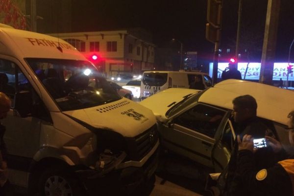 Minibüs ile otomobil çarpıştı: 2 Yaralı
