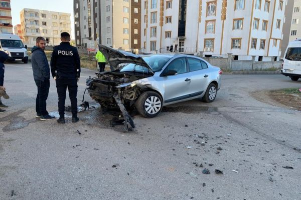 Minibüs ile otomobil çarpıştı: 6 yaralı