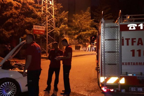 Minibüs ile otomobil çarpıştı