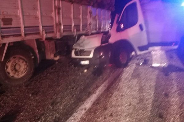 Minibüs park halindeki kamyona çarptı: 1 ölü, 1 yaralı