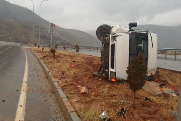 Minibüs yan yattı